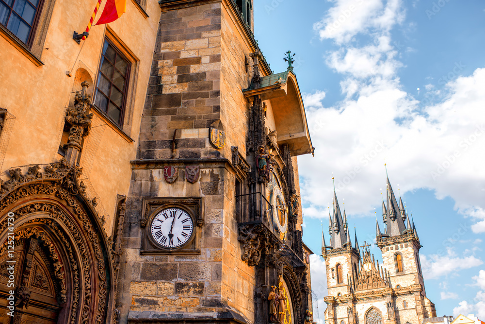 Obraz premium Cityscape view on the clock tower and Tyn cathedral in the old town of Prague