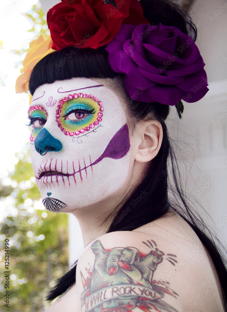 Mujer joven con un maquillaje artístico de calavera mexicana foto de Stock  | Adobe Stock