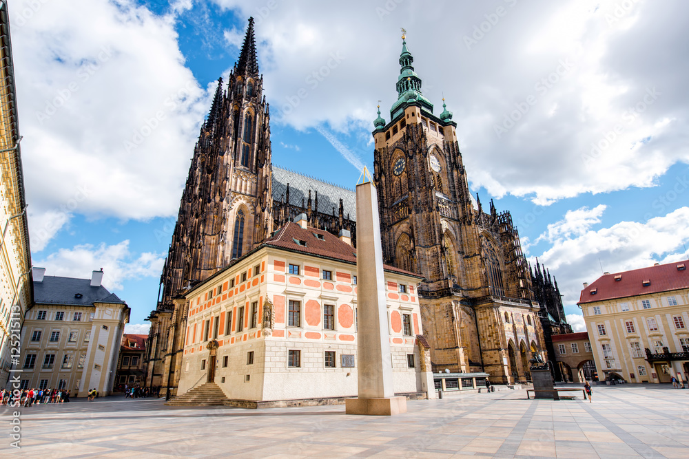 Obraz premium View on saint Vitus cathedral on the castle hill in lesser town in Prague city