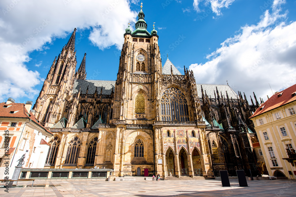 Naklejka premium Widok na katedrę świętego Wita na wzgórzu zamkowym w Małym Mieście w Pradze