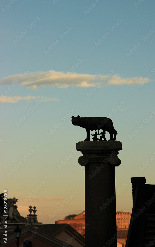 Naklejka premium Sculpture Lupa Capitolina in Rome at sunset, Italy