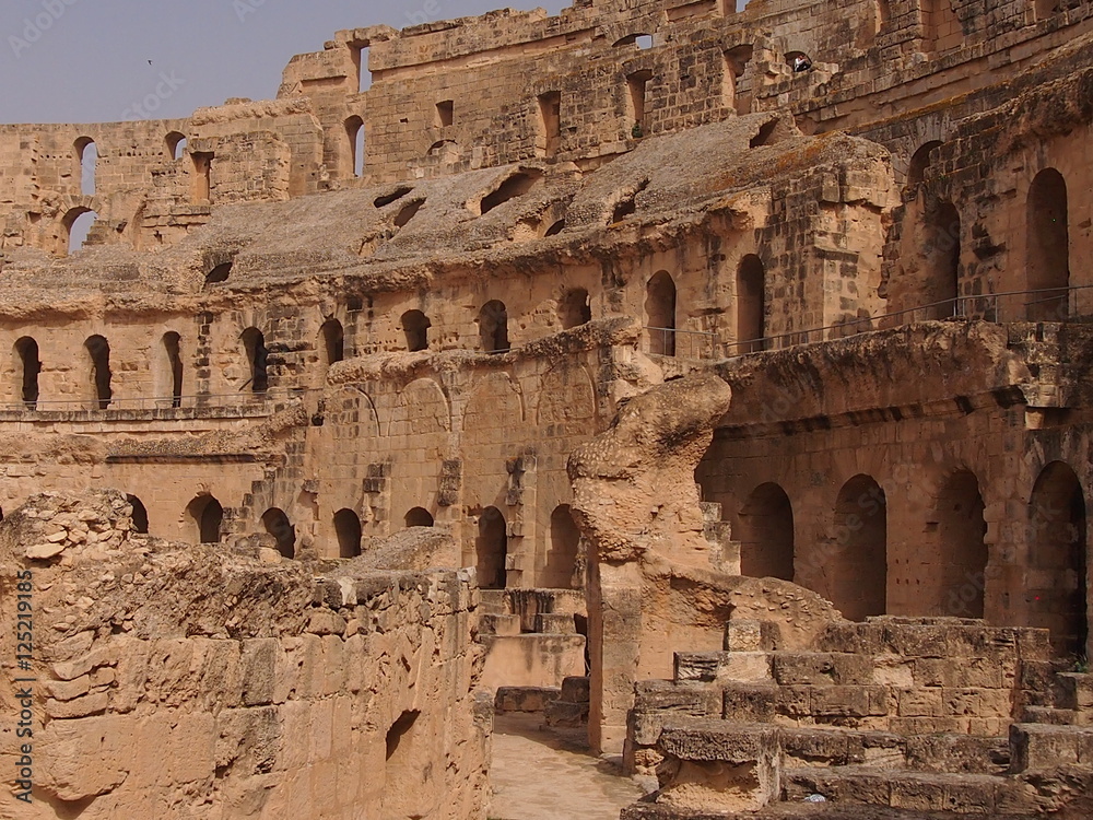 развалины римского амфитеатра в городе Эль Джем  в Тунисе