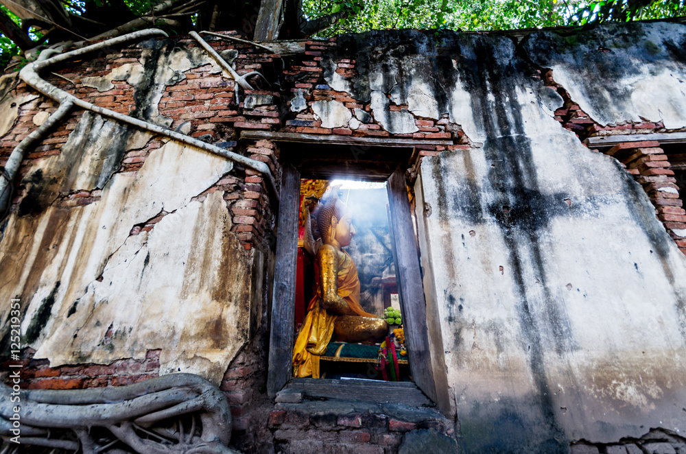 Naklejka premium Buddha Statue in Window Frame