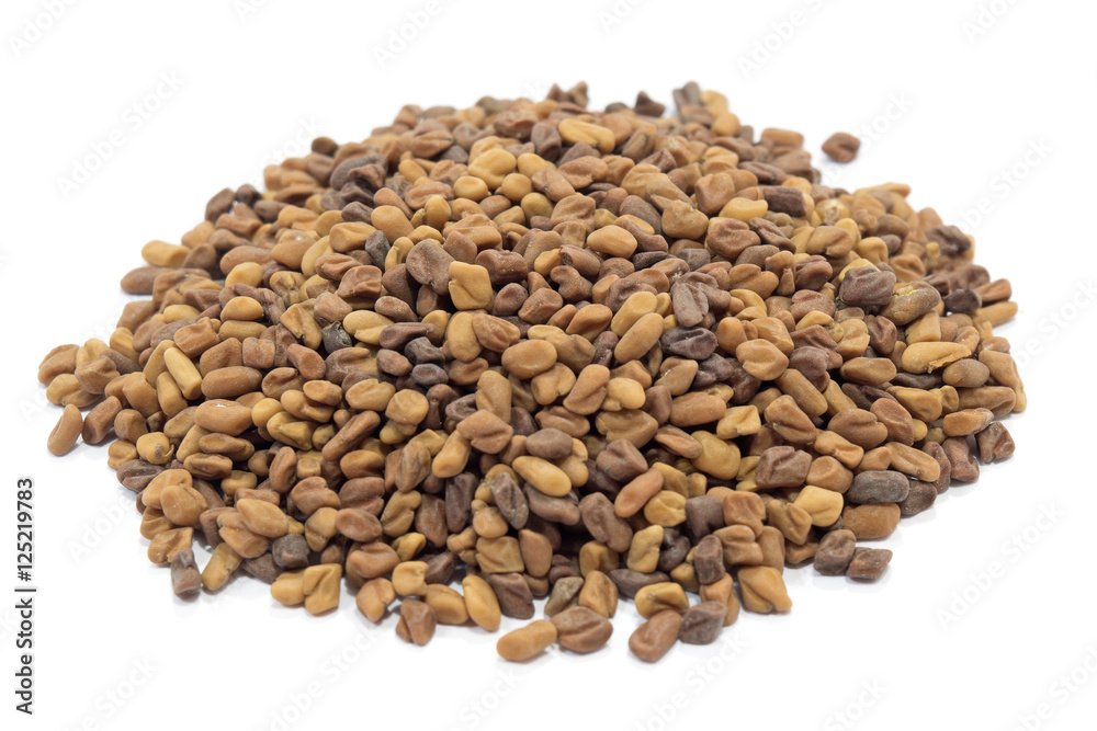 Fenugrec Fenugreek semence en tas sur fond blanc Fenugrec Fenugreek semence en tas sur fond blanc