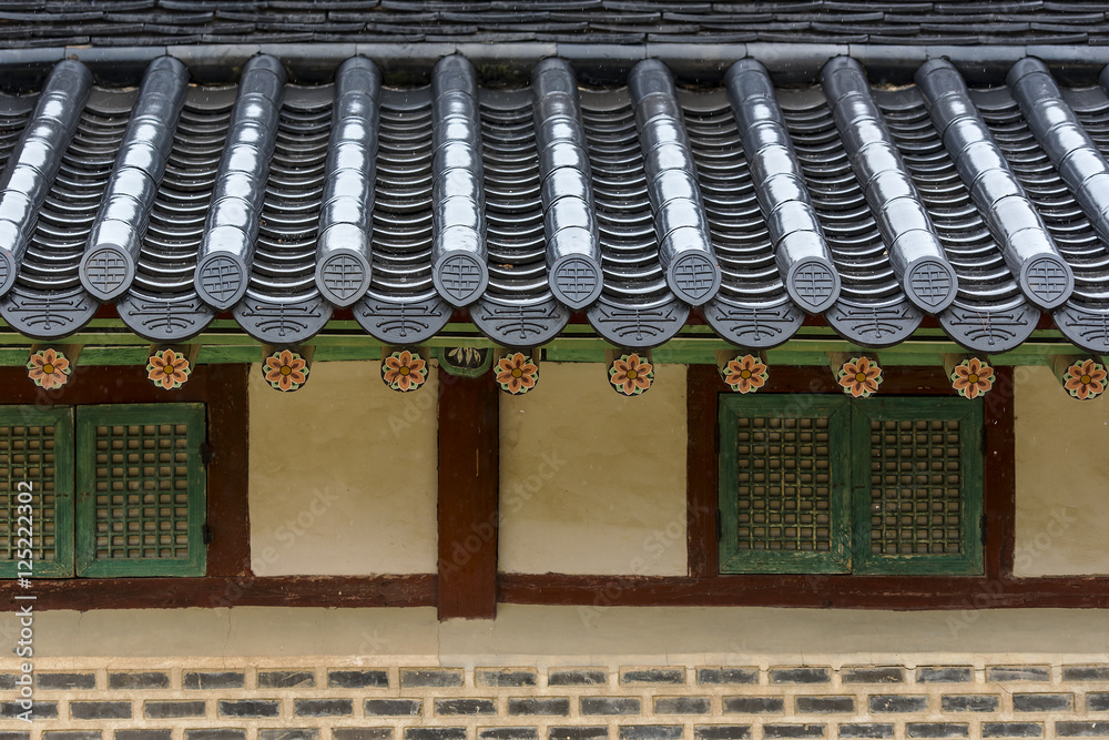 Naklejka premium Tradycyjna architektura koreańska. Mały dom w Seulu. Korea Południowa. Styl azjatycki.
