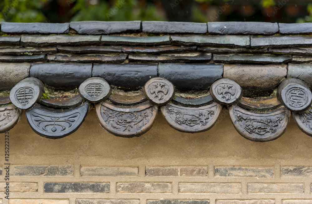 Obraz premium Tradycyjna architektura koreańska. Mały dom w Seulu. Korea Południowa. Styl azjatycki.