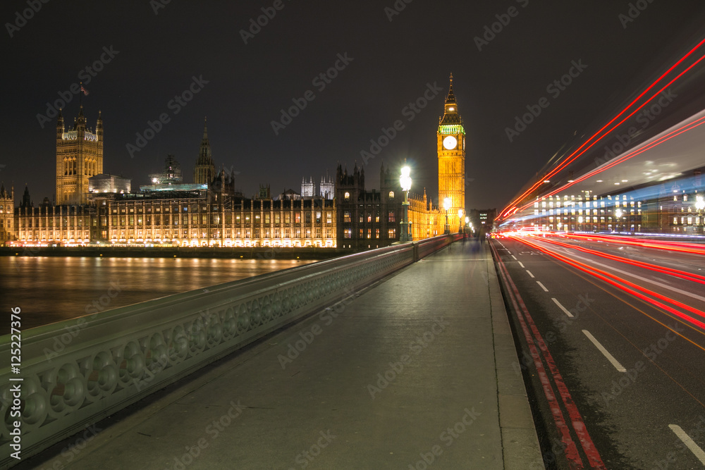 Fototapeta premium Light trails over Westminster Bridge towards Big Ben