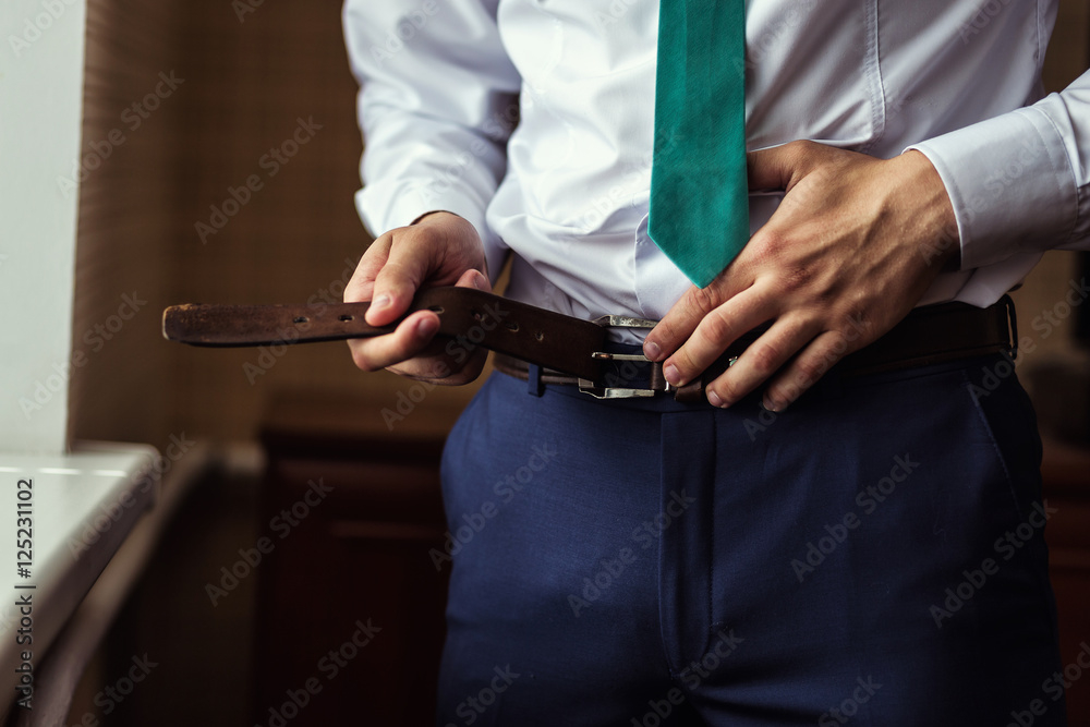 man putting on a belt, Businessman, Politician, man's style, mal