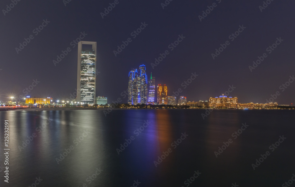 Fototapeta premium Abu Dhabi skyline at sunset