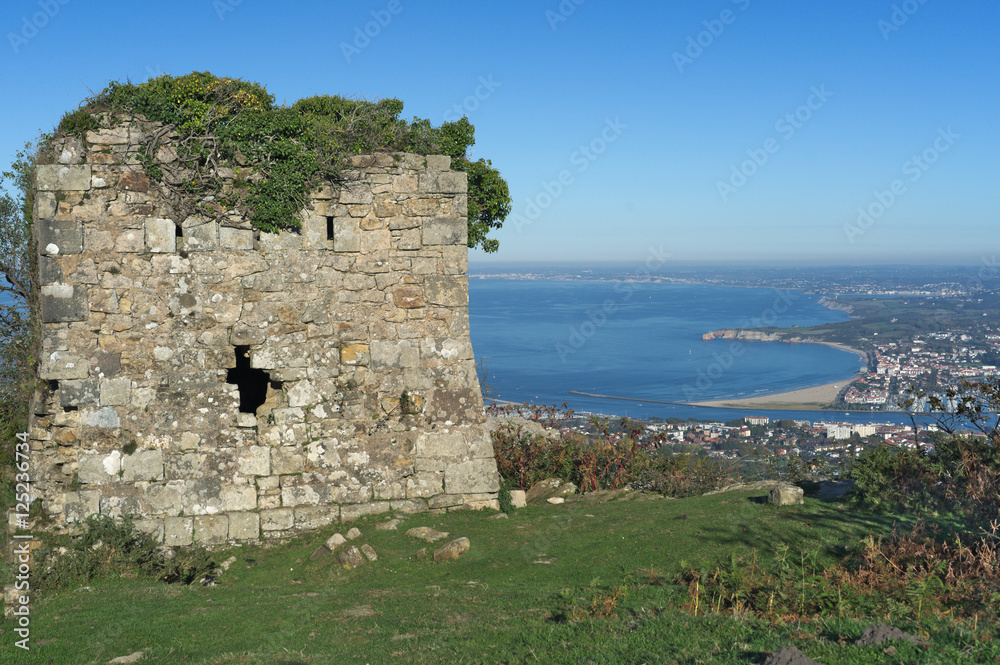 Antigua torre militar de vigilancia en el monte Jaizkibel y la costa del suroeste francés.