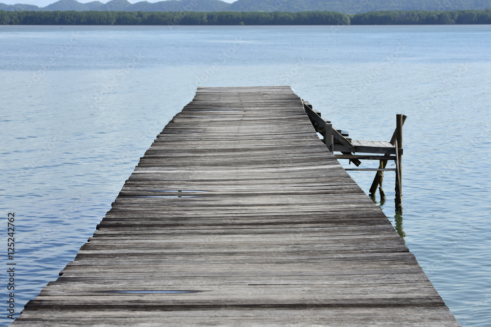 Fototapeta premium Stary drewniany most na plaży.