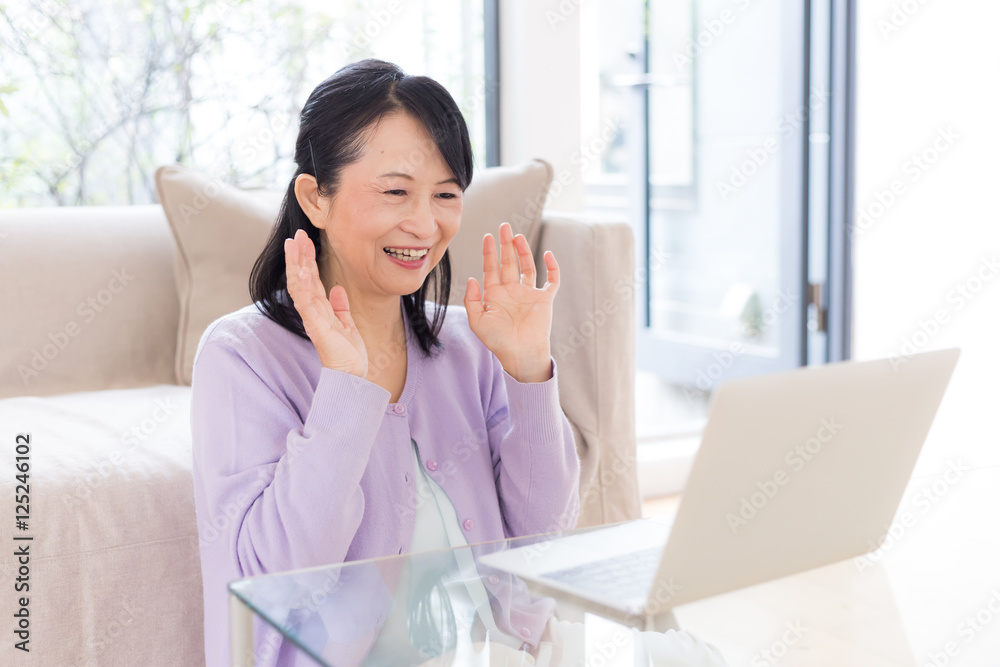 ミドル 女性 パソコン テレビ電話 ミドル 女性 パソコン テレビ電話