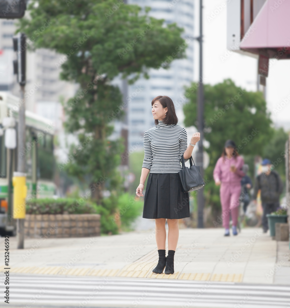 信号待ち・ミドル女性 信号待ち・ミドル女性