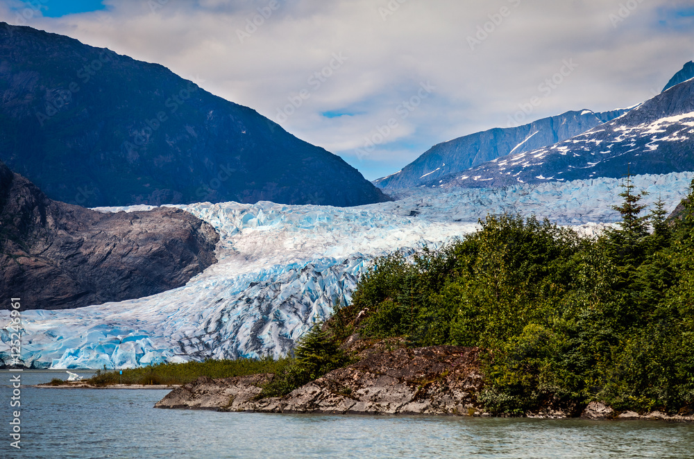 Obraz premium Mendenhall Glacier- Juneau- Alaska This is a beautiful, but receding glacier, than can only be seen at a distance, nowadays.