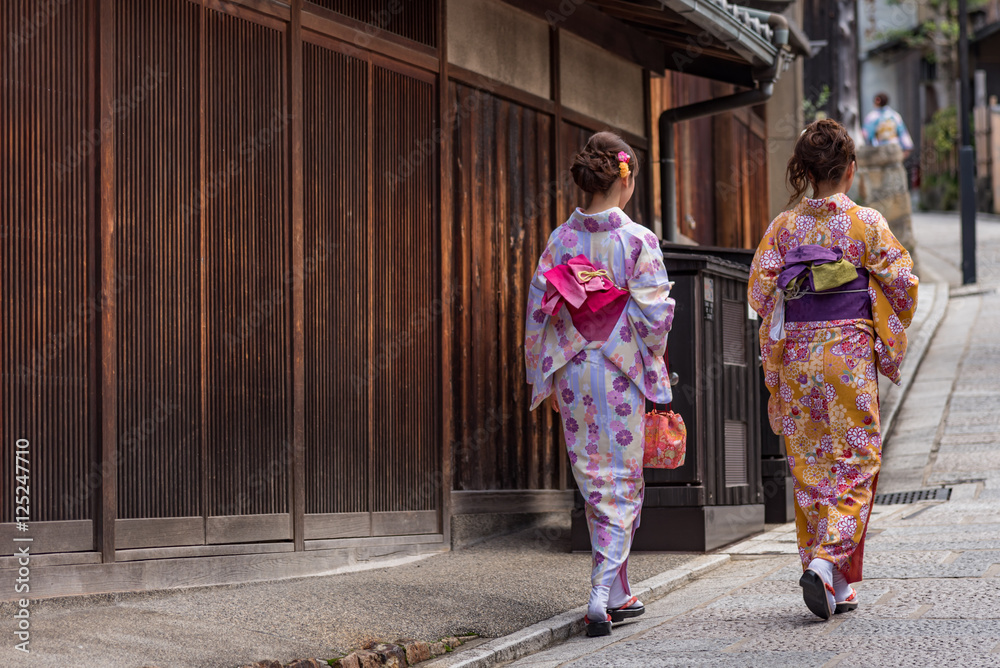 京都の街並みと着物を着た女性の後ろ姿 Stock 写真 Adobe Stock