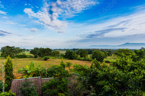 Foto mountain green field and blue sky with light clouds