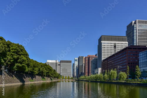 東京・丸の内と皇居の堀 