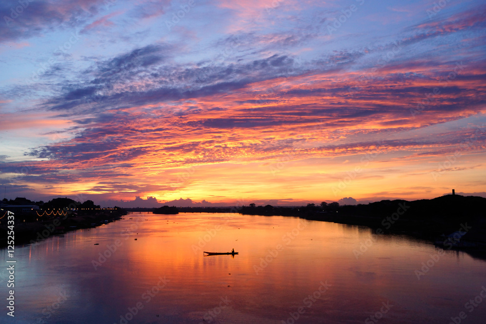 Obraz premium Red sky and cloud over the river with boat in Thailand, Ubonratchathani province