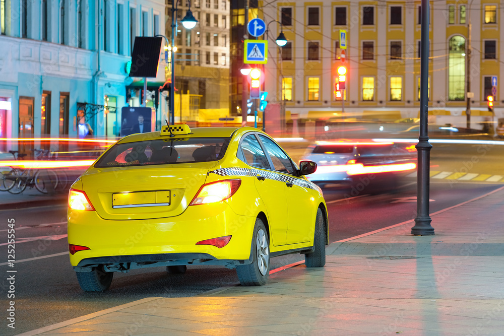 Φωτογραφία Moscow, Russia - October, 16, 2016: yellow taxi in a center of Moscow