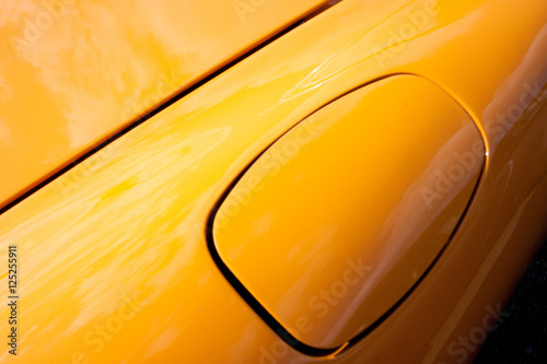 Détail de carrosserie d'une voiture de sport jaune. photo