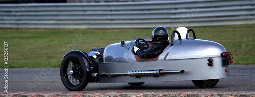 Voiture de course rétro à trois roues.