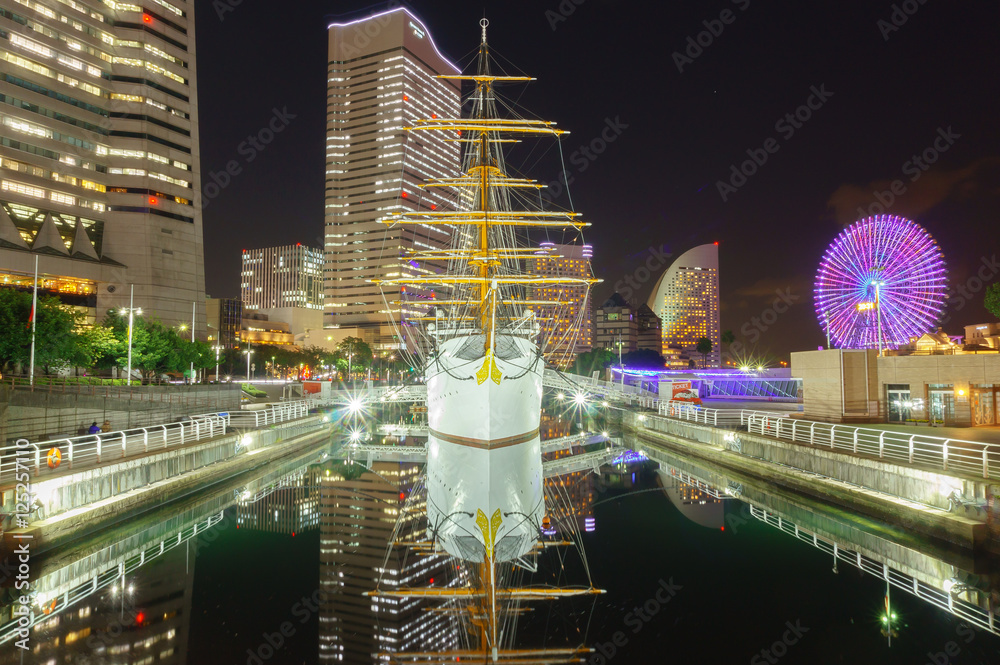 Φωτογραφία にっぽん丸と夜の横浜の港の景色