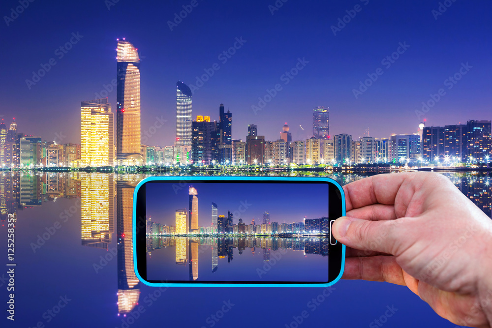 Obraz premium Making photos by smartphone in Abu Dhabi at night, UAE