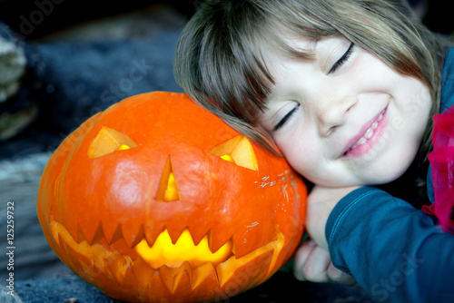 enfant et sa citrouille hantée photo