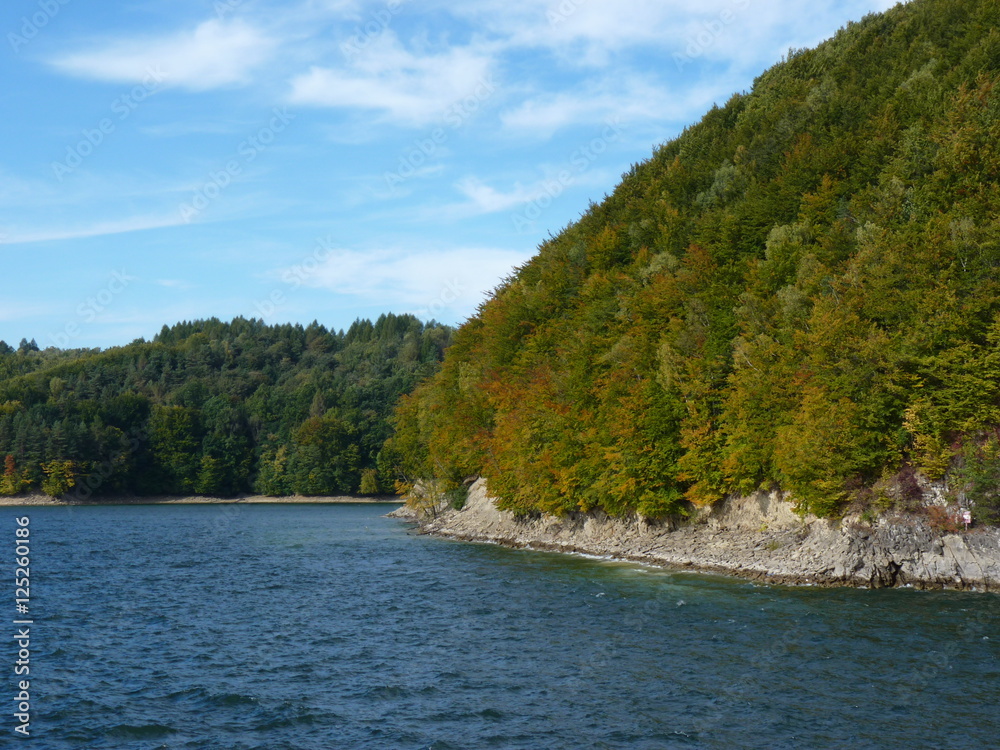 Fototapeta premium Jesień nad jeziorem. Solina. Bieszczady