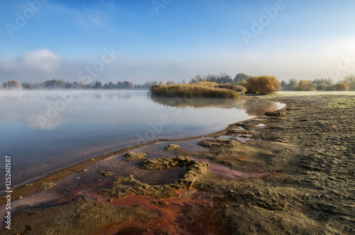 Fototapeta Naklejka Na Ścianę i Meble -  Jesienny, mroźny, słoneczny poranek nad jeziorem