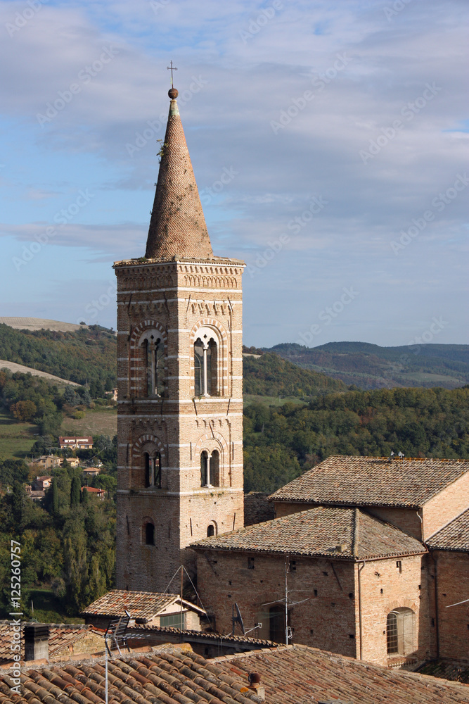 Campanile de l'église San Francesco à Urbino, Italie 