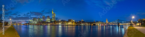 Fototapeta Naklejka Na Ścianę i Meble -  Frankfurt Skyline zur blauen Stunde