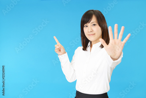 ストップのジェスチャーをする女性