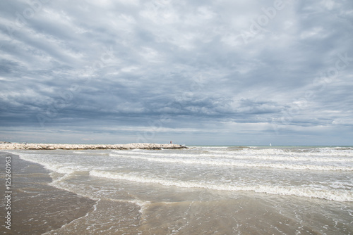 Wolken an der Küste der Adria, Italien