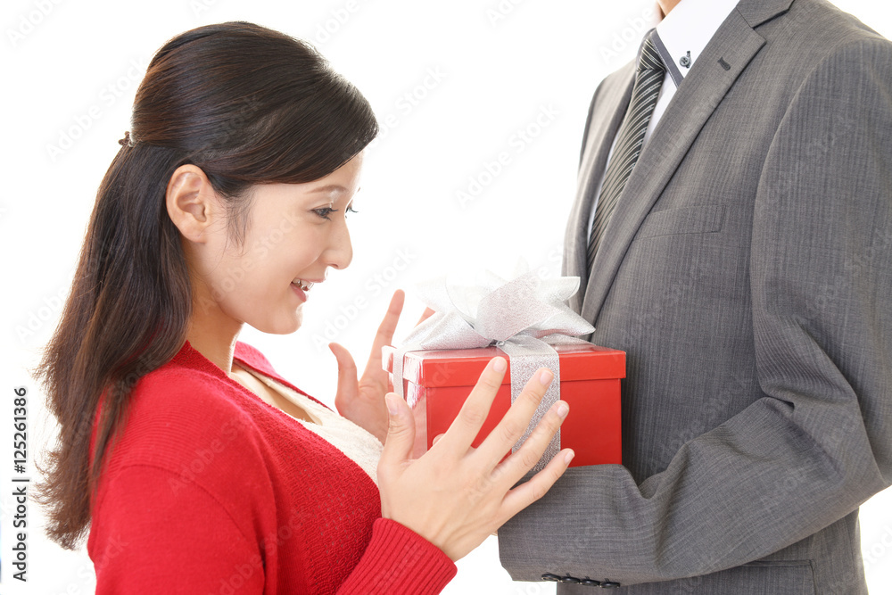 プレゼントを持つ笑顔のカップル