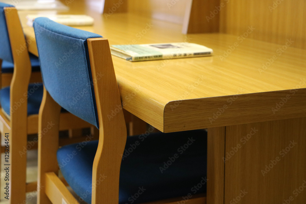 Naklejka premium Library of desk and chair / 図書館の机と椅子