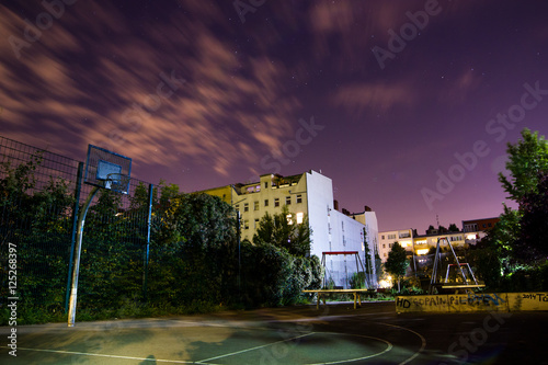 Nachthimmel über Basketballplatz © Aeroil
