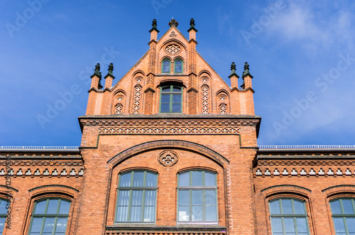 Alte Backstein-Fassade vor blauem Himmel