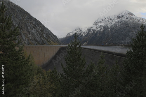 Mountain reservoir/ stausee in den bergen