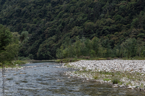 Fluss Cordevole, Gebirgslandschaft; Bellunesische Nationalpark, Dolomiten, Sommer