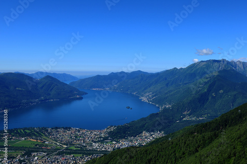 Luftaufnahme vom Lago Maggiore Höhe Locarno Richtung Italien