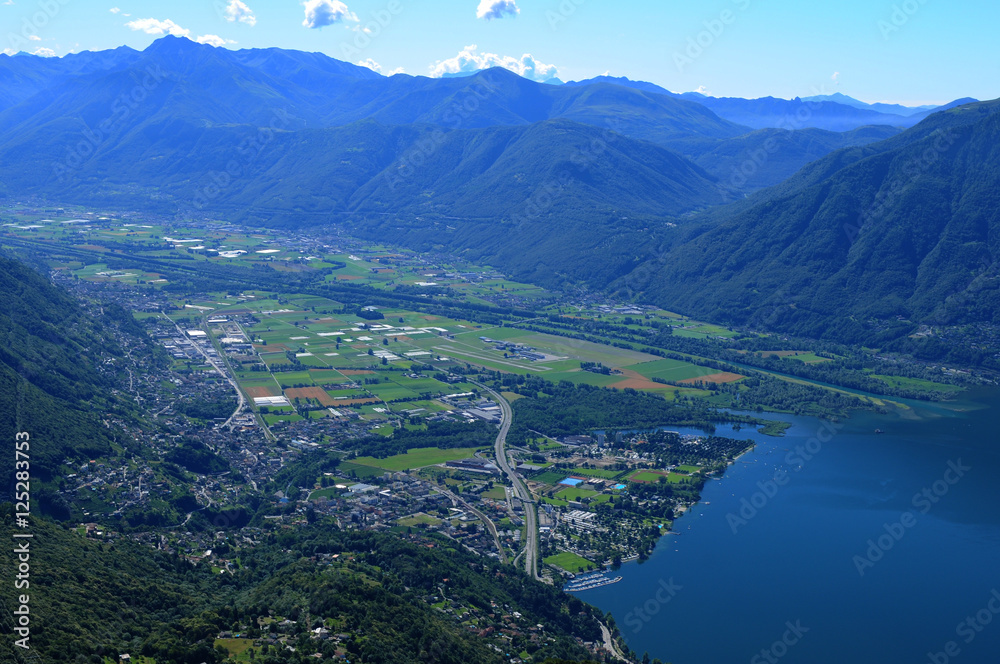 Luftaufnahme vom Lago Maggiore Ufer bei Minusio, Tenero und Locarno im Tessin