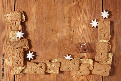 weihnachtlicher rahmen mit spekulatius zimtsternen und schokoteddy photo