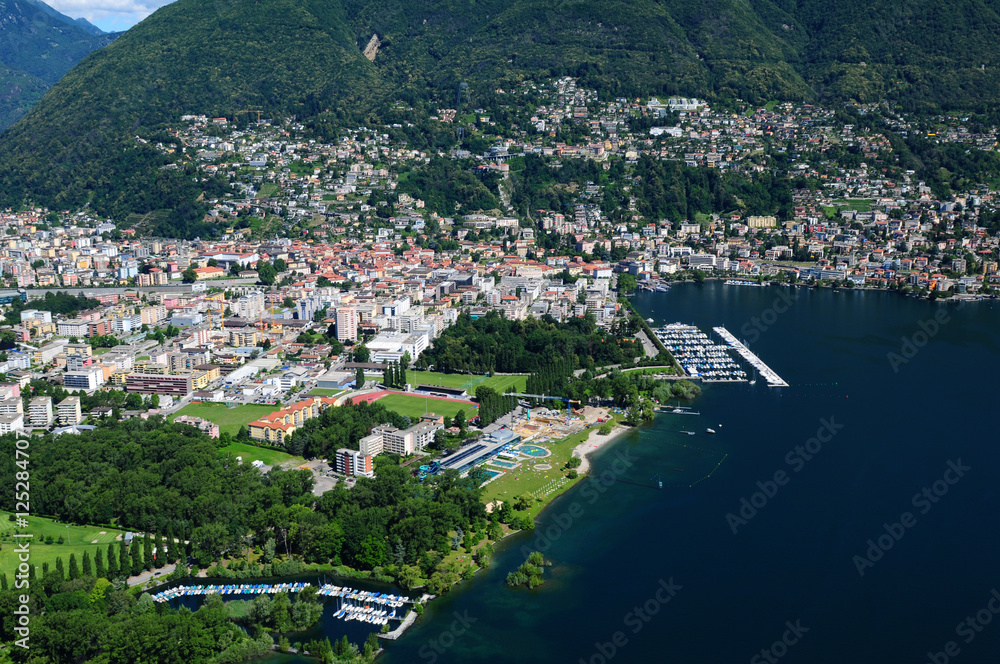 Luftaufnahme von Locarno samt Lido am Lago Maggiore im Ticino