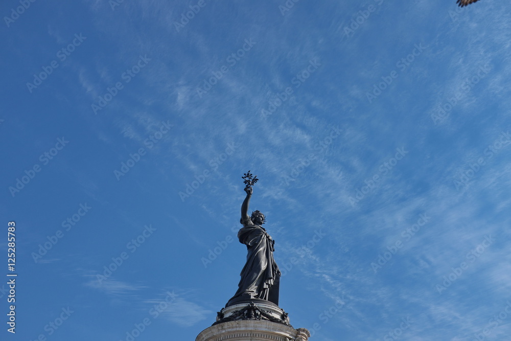 Fototapeta premium Statue de la République et ciel bleu. Paris, France. place de la République.