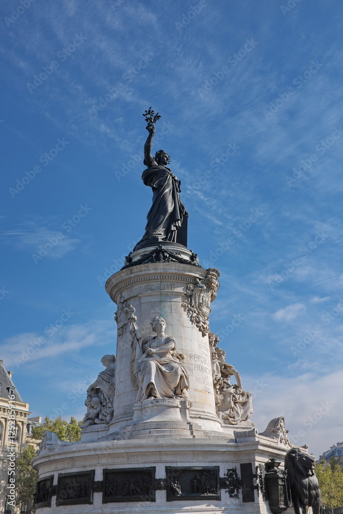 Statue de la République et ciel bleu. Paris, France. place de la République.