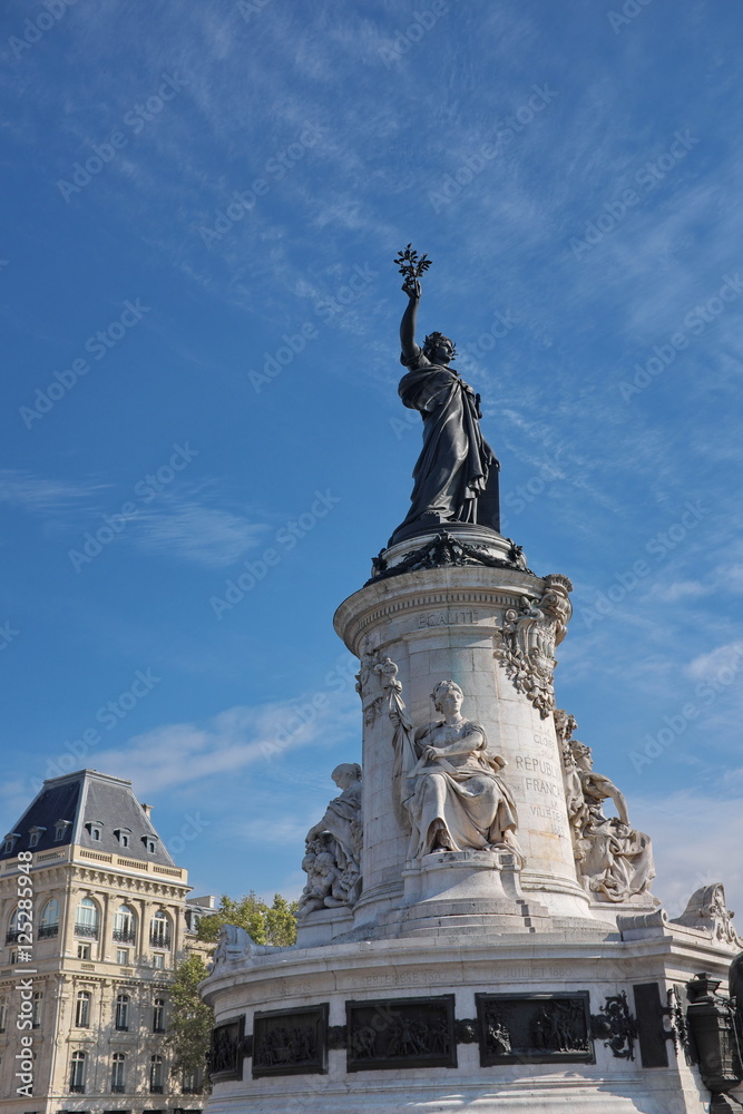 Fototapeta premium Statue de la République. Place de la République. Socle en pierre blanche. Ciel bleu. Paris, France.