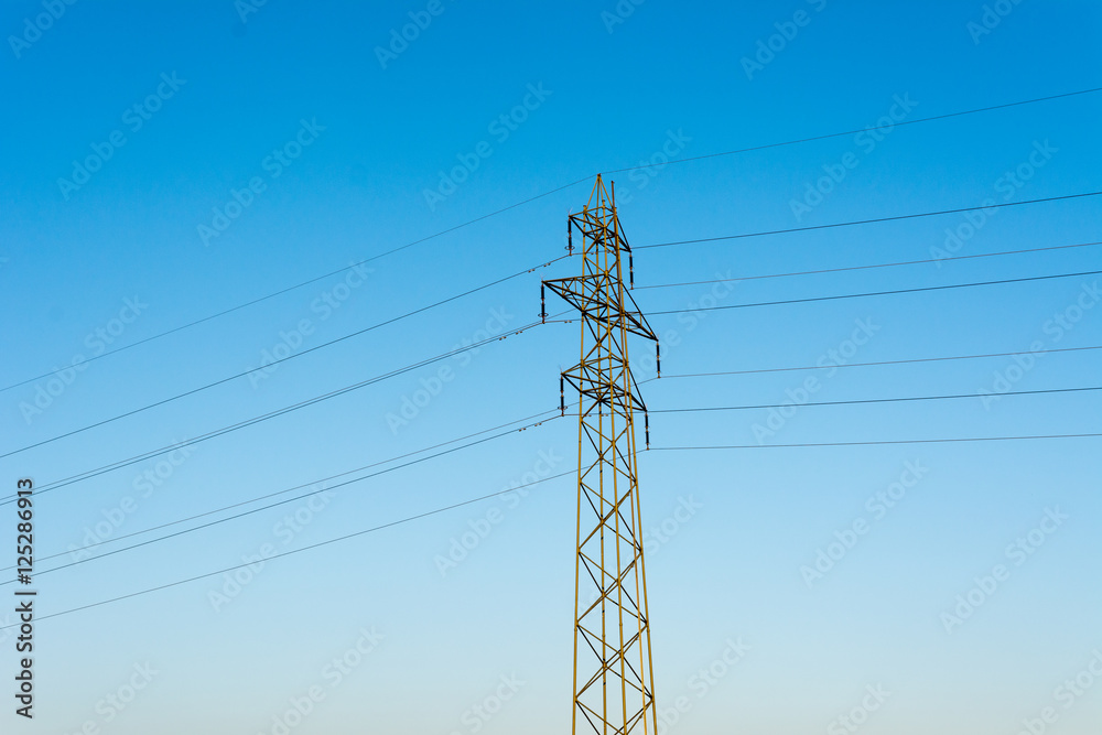 Energie mit Strom und Elektrizität durch den Strommast für den Haushalt Energie mit Strom und Elektrizität durch den Strommast für den Haushalt
