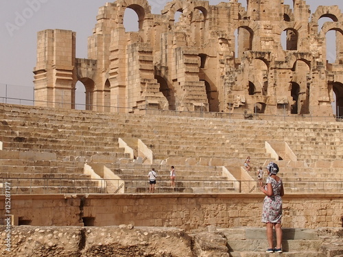 развалины римского амфитеатра в городе Эль Джем в Тунисе