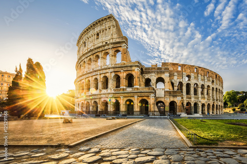 Canvastavla Colosseum in Rome and morning sun, Italy